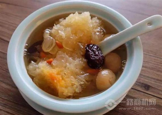 许小美鲜炖银耳甜品