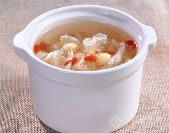 许小美鲜炖银耳甜品