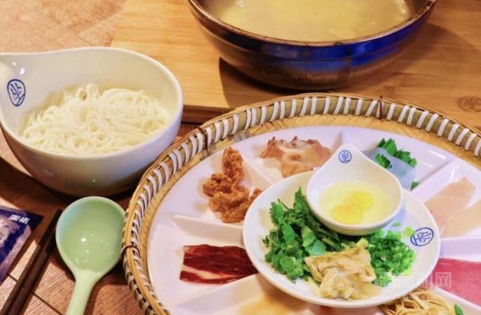 上坐传统过桥米线