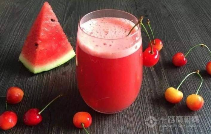 朝气满满鲜榨果汁