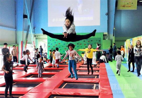 多乐岛蹦床公园