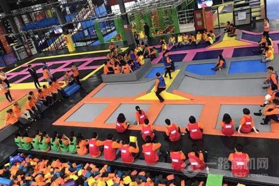 多乐岛蹦床公园