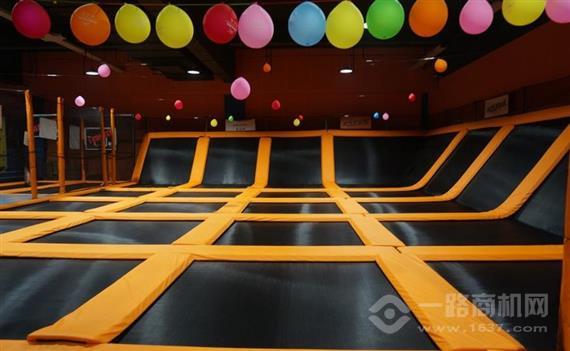 多乐岛蹦床公园