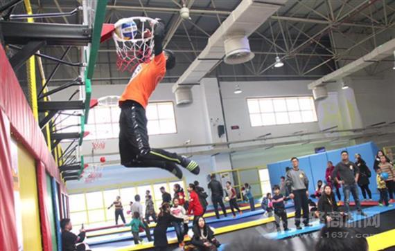 多乐岛蹦床公园