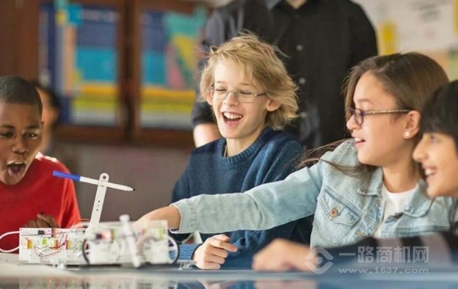 大巧橙机器人教育加盟