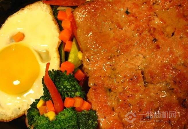 她左右黑椒牛排饭