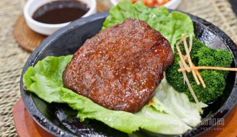 她左右黑椒牛排饭