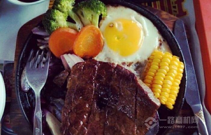 她左右黑椒牛排饭