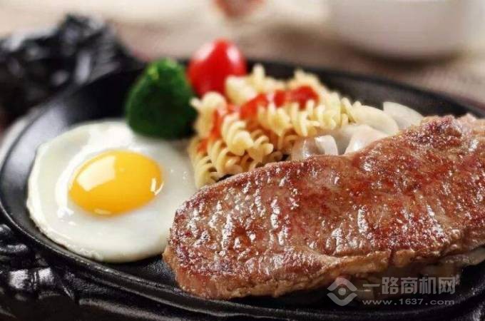 她左右黑椒牛排饭