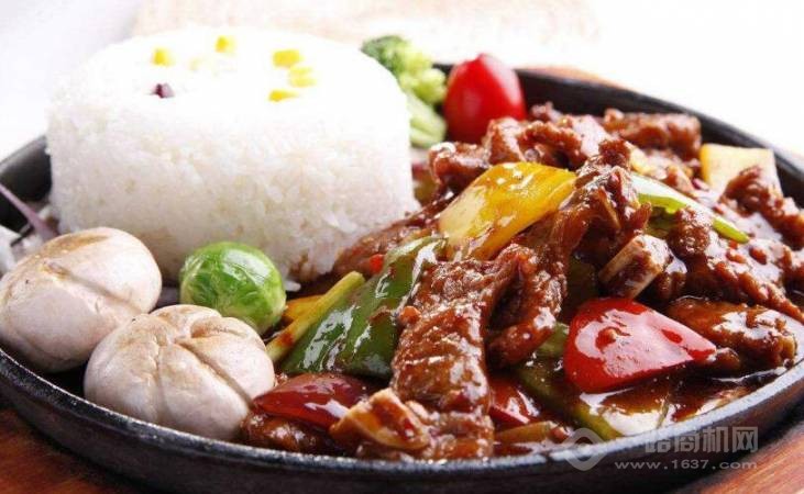 她左右黑椒牛排饭