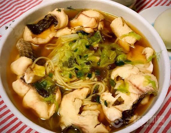 黄小邪酸菜乌鱼面