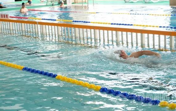 小泳士亲子游泳