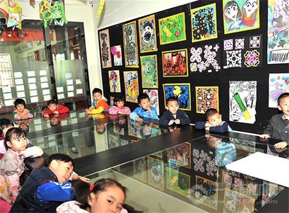 彩色蚂蚁美术教育