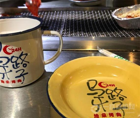 马路牙子地桌烤肉