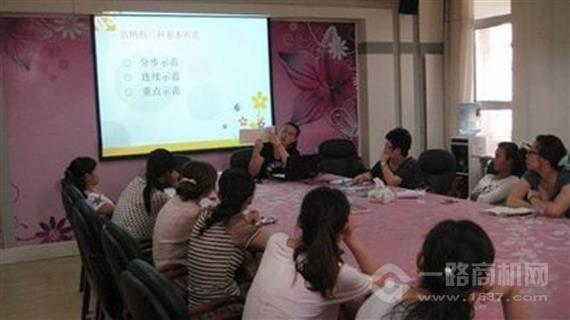 七彩童画少儿美术