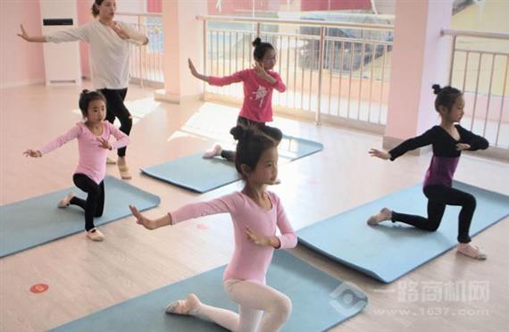 企鹅五点半舞蹈教室