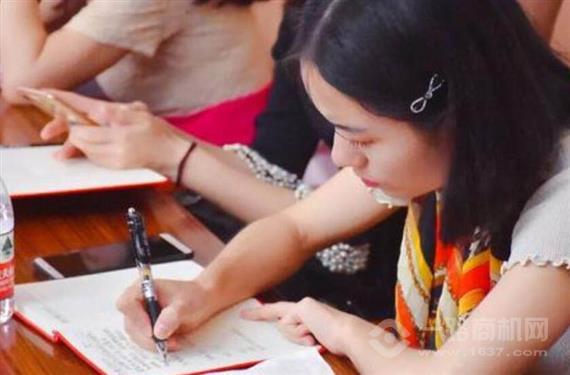 艺鸣童声口才艺术学校