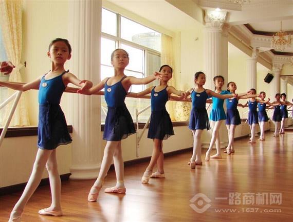 麦斯堡国际艺术成长中心