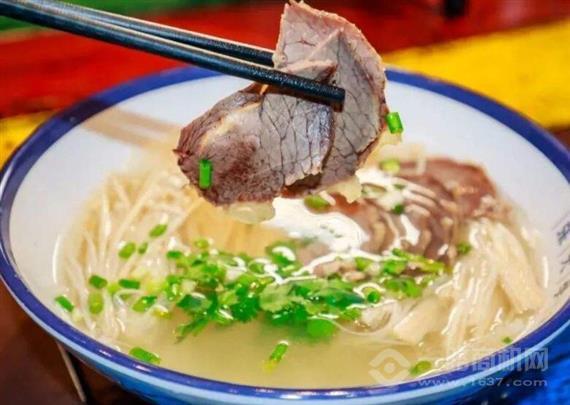 牛倌家现熬牛肉汤