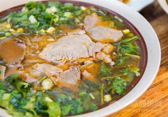 牛倌家现熬牛肉汤