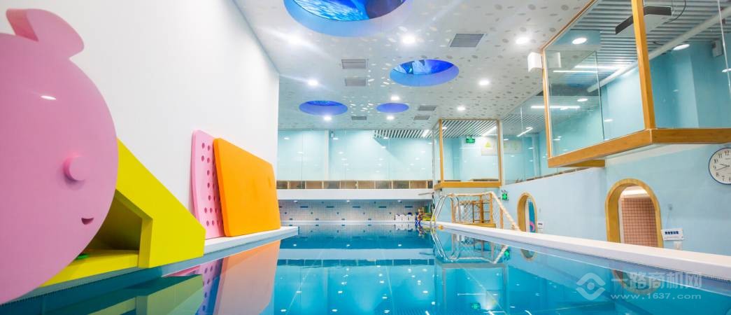 泡泡塘少儿游泳