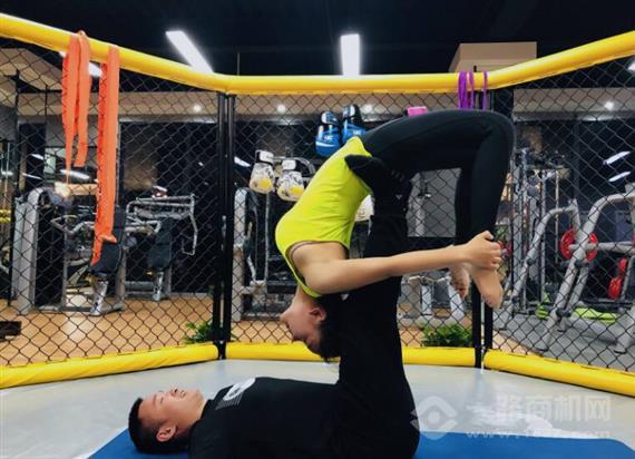 锐丽100健身俱乐部