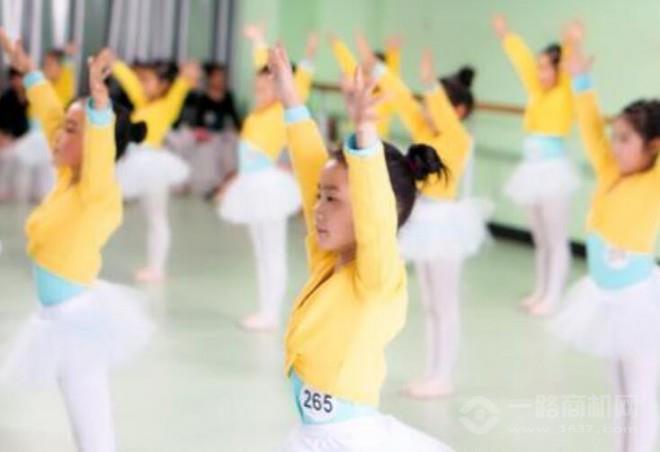 七色花藝術學校加盟