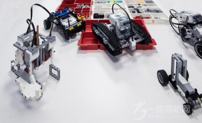 蓝云之鹰机器人教育