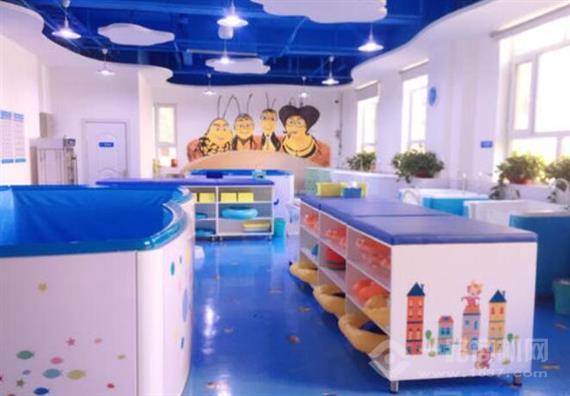 蓝精灵婴幼儿游泳乐园