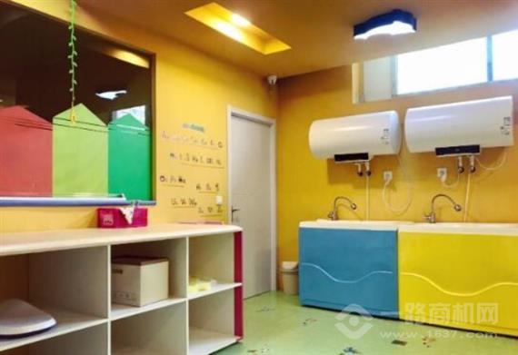 婴满堂亲子游泳中心