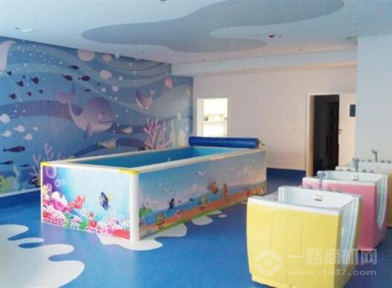蓝精灵婴幼儿游泳乐园