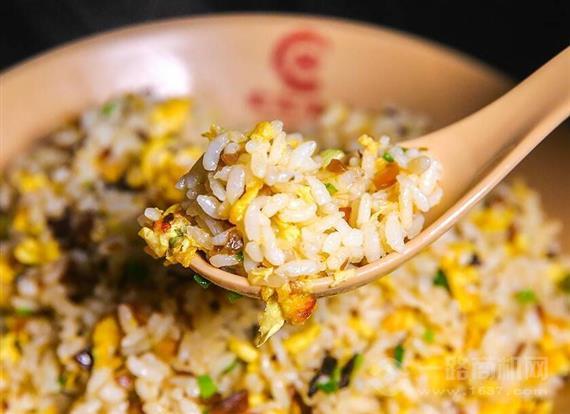 90青年炒饼炒饭