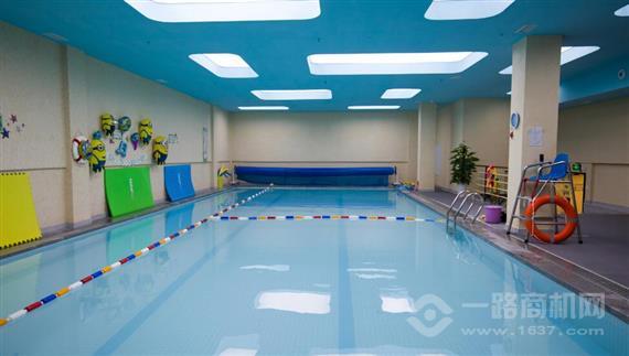 蓝鲸成长日记婴儿游泳馆