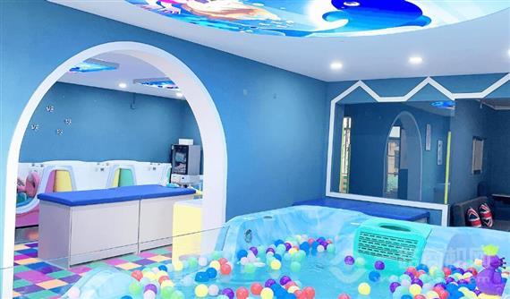 蓝鲸成长日记婴儿游泳馆