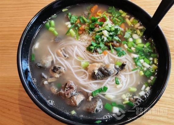 粉面婆乌鸡米线