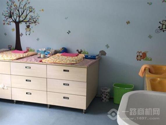 小鲸鱼婴幼儿游泳馆