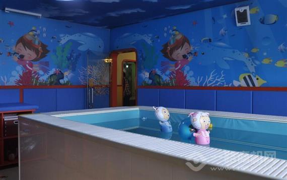 小鲸鱼婴幼儿游泳馆
