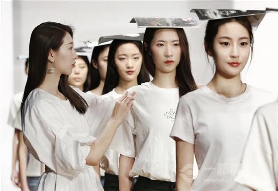 新面孔模特学校