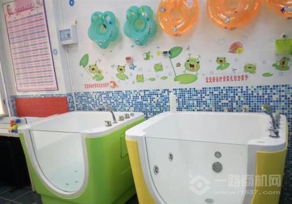 小飞鱼婴儿游泳馆