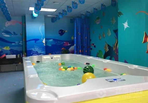 小飞鱼婴儿游泳馆