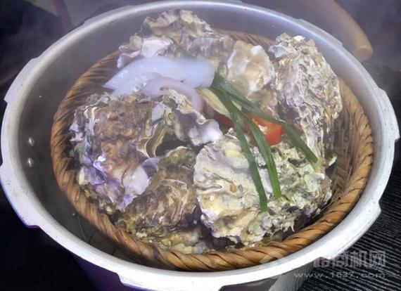 蚝魁竹笼蒸生蚝