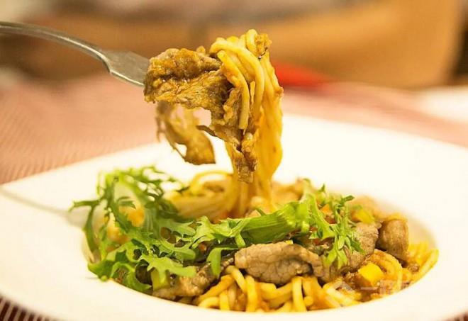 喵醬の牛排手作意面