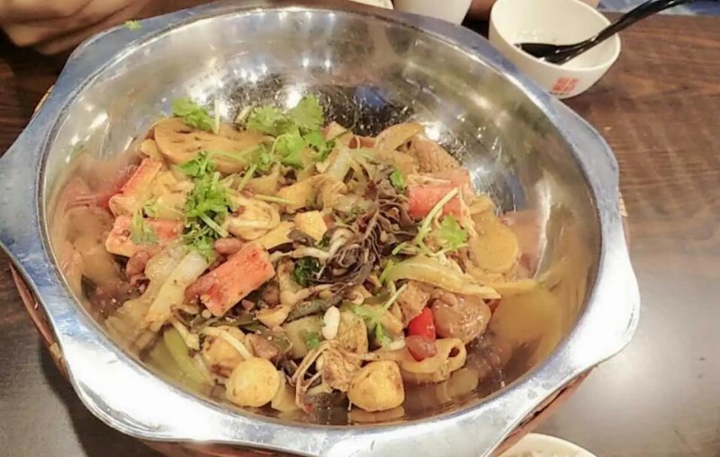 愉肴麻辣香锅加盟