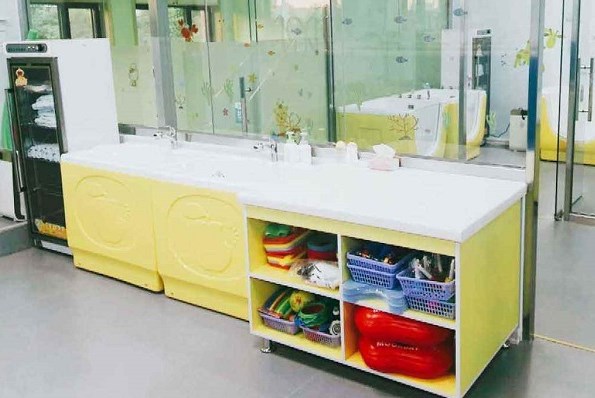 小飞鱼婴儿游泳馆