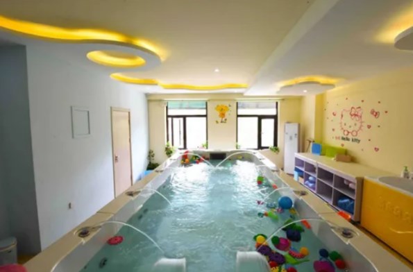 小飞鱼婴儿游泳馆