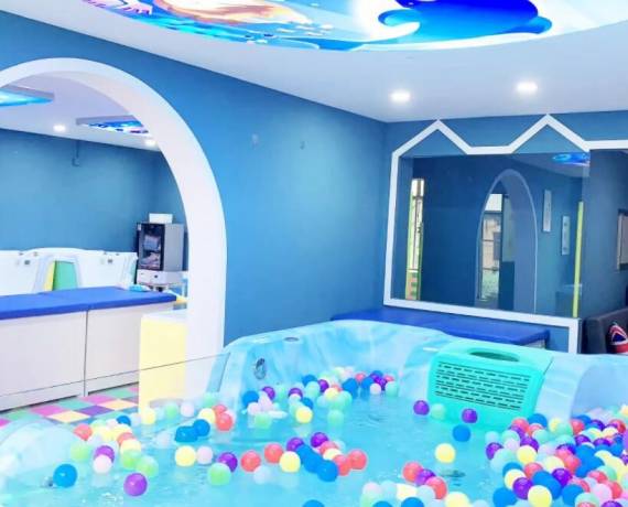 金色时光婴儿游泳