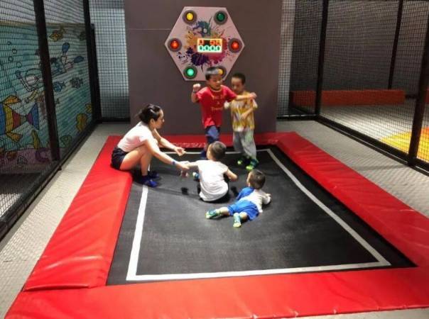 天爱梦幻蹦床乐园