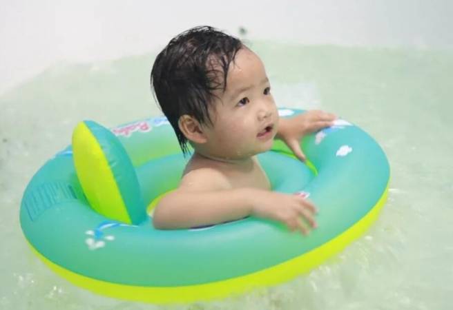 集游家婴儿游泳