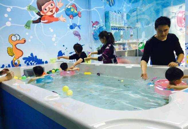 集游家婴儿游泳