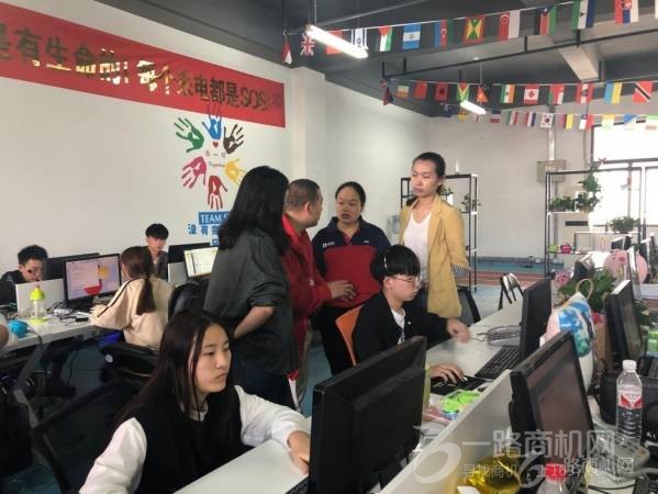 吕睿快递客服外包